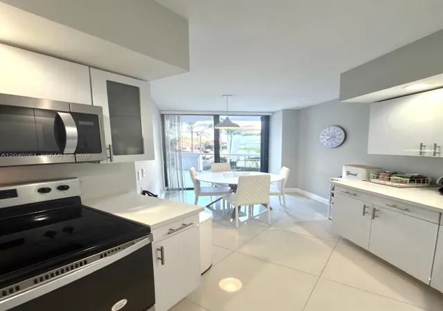 4th image of 3610 Yacht Club Dr #215, Aventura, FL 33180 | MLS# A12040261