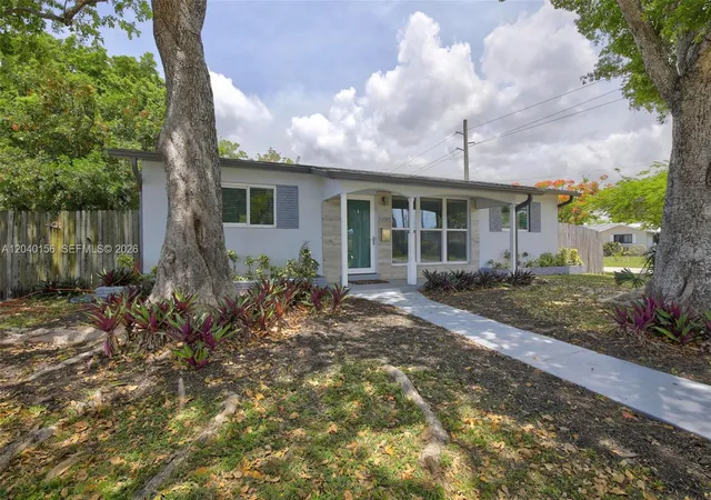 2nd image of 2220 N 40th Ave, Hollywood, FL 33021 | MLS# A12040156