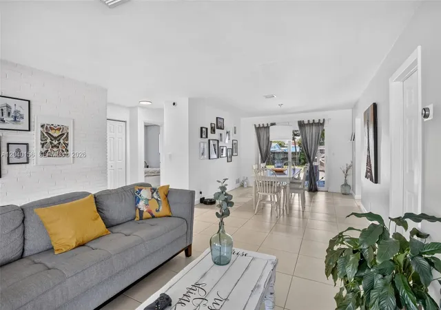 3rd image of 2220 N 40Th Ave, Hollywood, FL 33021 | MLS# A12040156