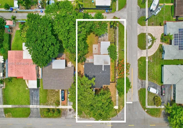 42nd image of 2220 N 40th Ave, Hollywood, FL 33021 | MLS# A12040156