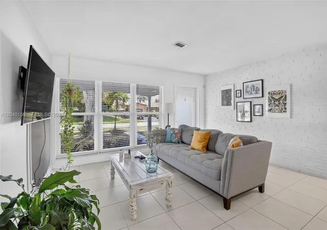 4th image of 2220 N 40Th Ave, Hollywood, FL 33021 | MLS# A12040156