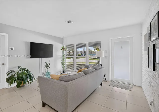 5th image of 2220 N 40Th Ave, Hollywood, FL 33021 | MLS# A12040156