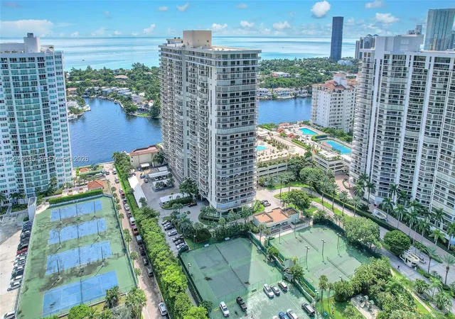 3rd image of 20191 E Country Club Dr #1805, Miami, FL 33180 | MLS# A12040535