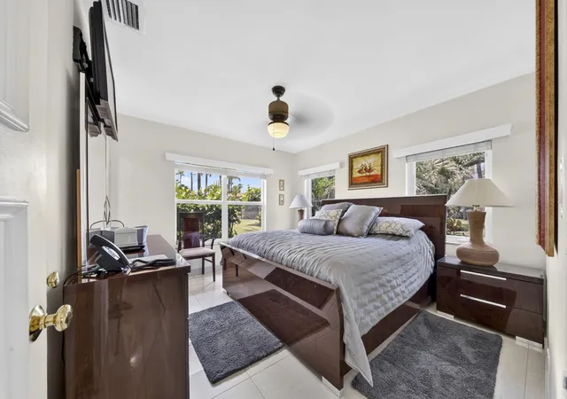 Listing Photo 4 - Condo for sale in building located at 1225 Hillsboro Mile, Hillsboro Beach, FL 33062 - Unit #Villa H2