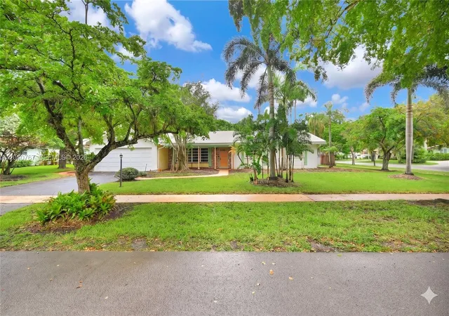 Homes for sale in Plantation, FL | 600 Petunia Dr, Plantation, FL 33317 | MLS# A12040767