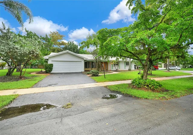Homes for sale in Plantation, FL | 600 Petunia Dr, Plantation, FL 33317 | MLS# A12040767