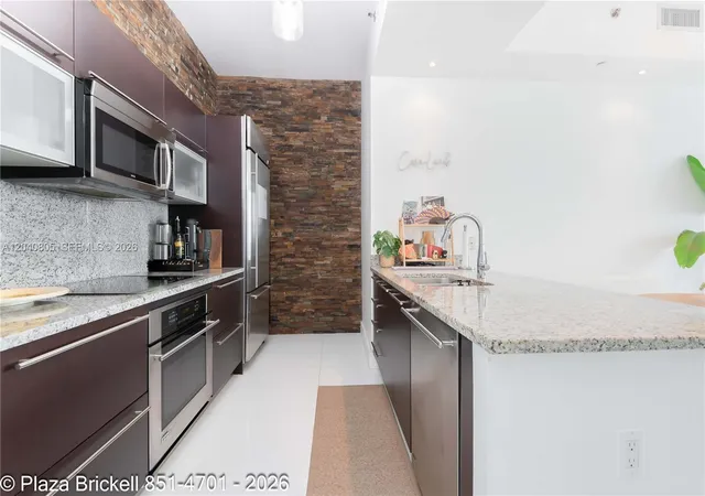 3rd image of 950 Brickell Bay Dr #4701, Miami, FL 33131 | MLS# A12040805
