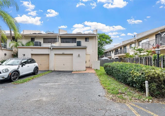 2nd image of 4293 N 76th Ave, Davie, FL 33024 | MLS# A12039940