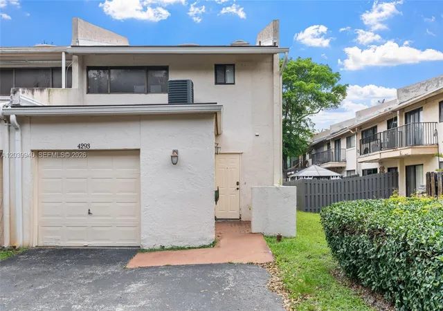 3rd image of 4293 N 76Th Ave, Davie, FL 33024 | MLS# A12039940