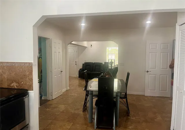 4th image of 521 Nw 32Nd Pl, Miami, FL 33125 | MLS# A12040274