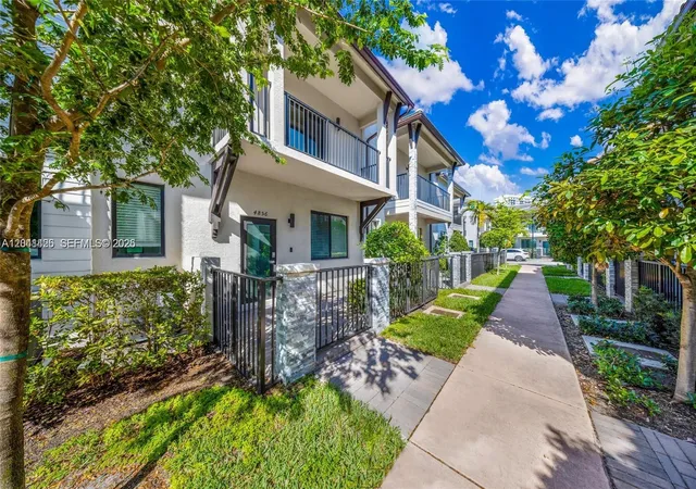 2nd image of 4856 Nw 83rd Pkwy, Doral, FL 33166 | MLS# A12041426