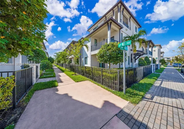 3rd image of 4856 Nw 83Rd Pkwy, Doral, FL 33166 | MLS# A12041426