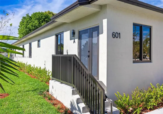 2nd image of 601 Nw 3rd Ave, Hallandale Beach, FL 33009 | MLS# A12041783