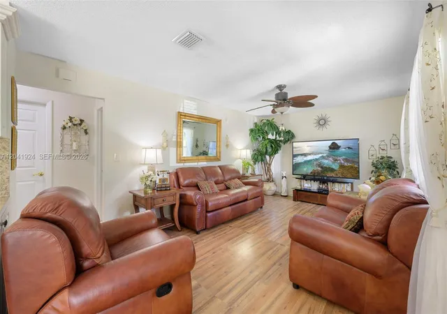 2nd image of 906 Sw 8th Ave, Hallandale Beach, FL 33009 | MLS# A12041924