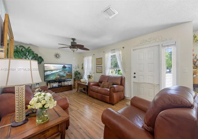 3rd image of 906 Sw 8Th Ave, Hallandale Beach, FL 33009 | MLS# A12041924
