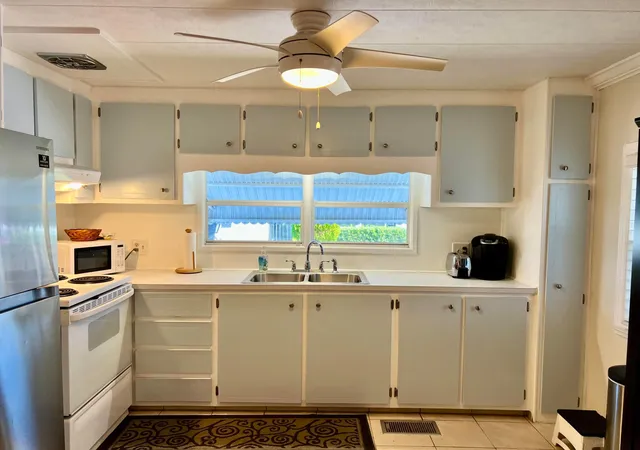 Photo 3 of Manufactured home for sale at 1552 S 33rd Road, Hollywood, FL 33021 | MLS# B26044512 | Listing updated on 2026-09-28