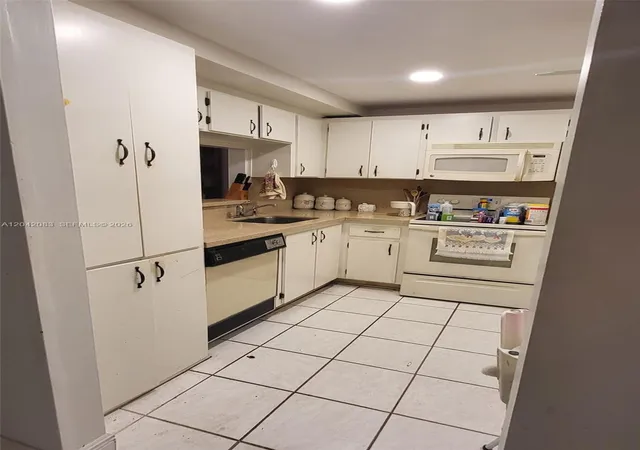 4th image of 900 Colony Point Cir #107, Pembroke Pines, FL 33026 | MLS# A12042083