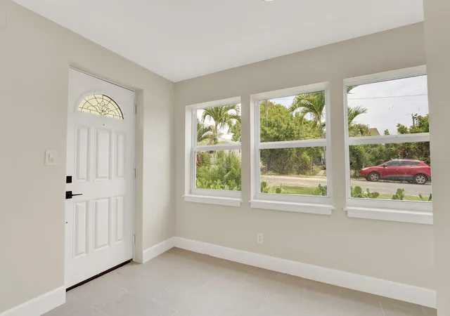 5th image of 842 Selkirk St, West Palm Beach, FL 33405 | MLS# B26044648