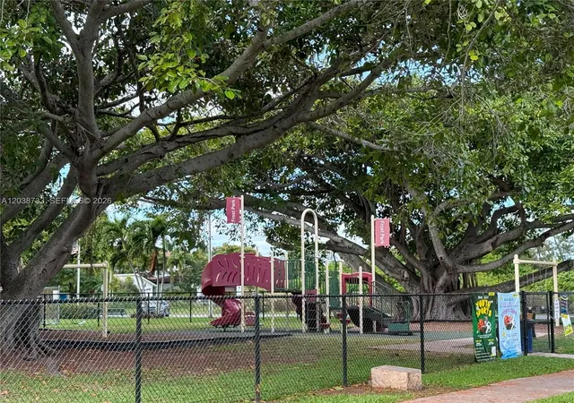 2nd image of 610 Ne 2nd St #305, Dania, FL 33004 | MLS# A12038733