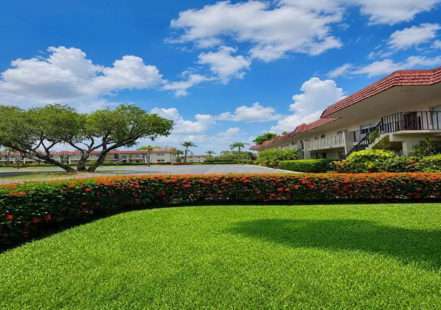 2nd image of 20 Abbey Ln, Delray Beach, FL 33446