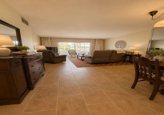 3rd image of 20 Abbey Ln #101, Delray Beach, FL 33446 | MLS# A12041332