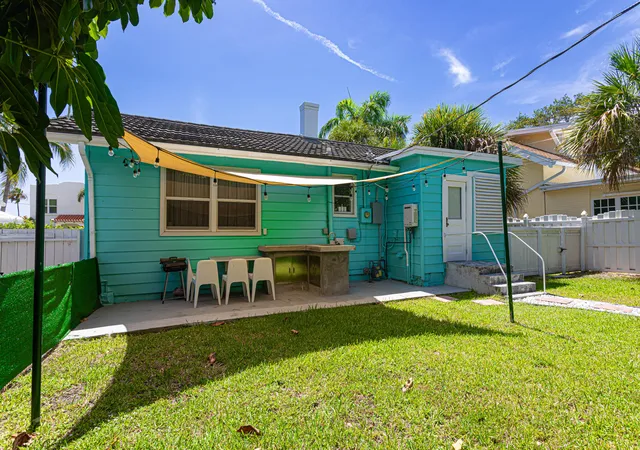 3rd image of 305 N Lakeside Dr, Lake Worth Beach, FL 33460 | MLS# B26045001