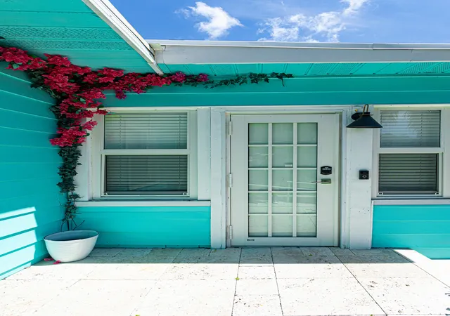 5th image of 305 N Lakeside Dr, Lake Worth Beach, FL 33460 | MLS# B26045001