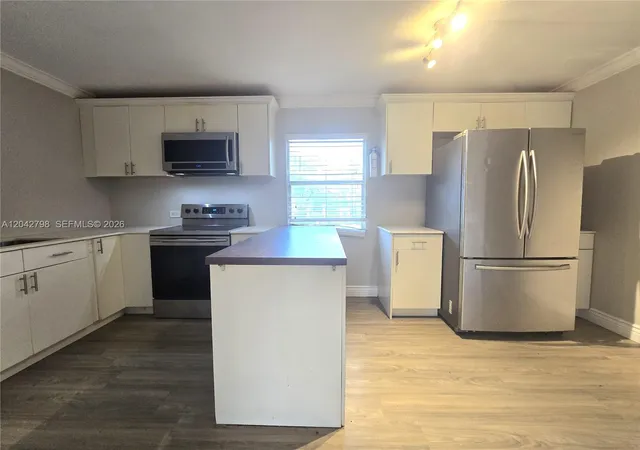 3rd image of 914 Sw 8Th Ave, Gainesville, FL 32601