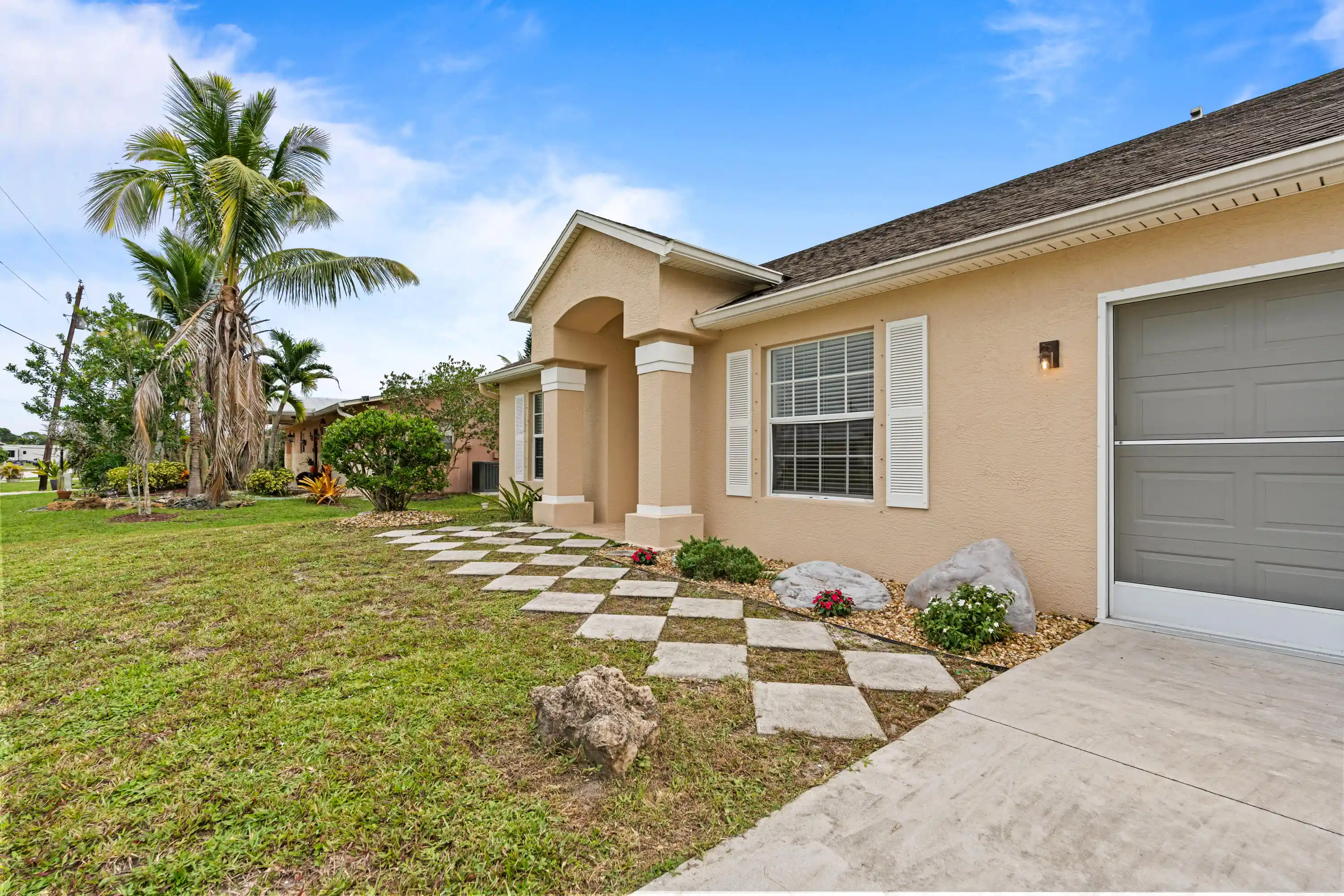 Photo 1 of Single family home for sale at 516 Se Crosspoint Dr, Port Saint Lucie, FL 34983 | MLS# B26045038 | Listing updated on 2026-10-29