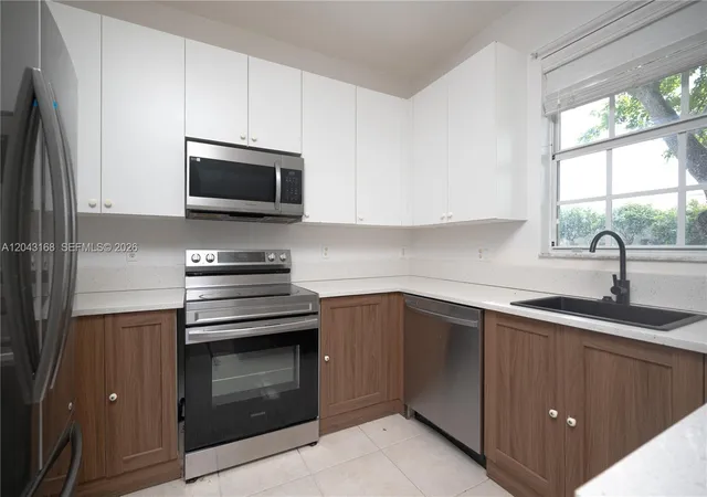 4th image of 445 Ne 21St Ave, Homestead, FL 33033 | MLS# A12043168