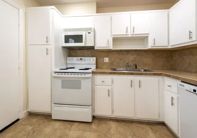 Photo 4 of Condo for sale at 6061 N Falls Cir Dr #402, Lauderhill, FL 33319 | MLS# B26045319 | Listing updated on 2026-10-08