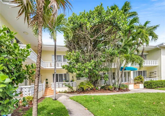 4th image of 9281 W Bay Harbor Dr, Bay Harbor Islands, FL 33154