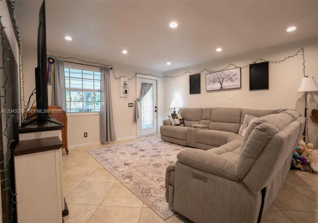 3rd image of 15160 Scotts Pl, Loxahatchee, FL 33470 | MLS# A12043299