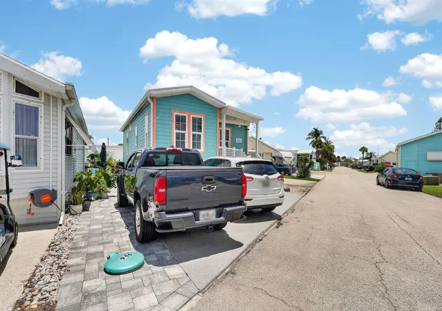 Photo 2 of Single family home for sale at 946 Nettles Blvd, Jensen Beach, FL 34957 | MLS# B26045665 | Listing updated on 2026-10-07