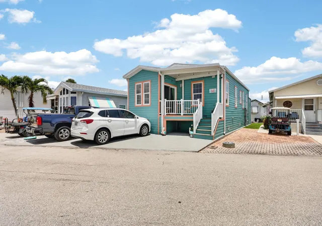 Photo 3 of Single family home for sale at 946 Nettles Blvd, Jensen Beach, FL 34957 | MLS# B26045665 | Listing updated on 2026-10-07