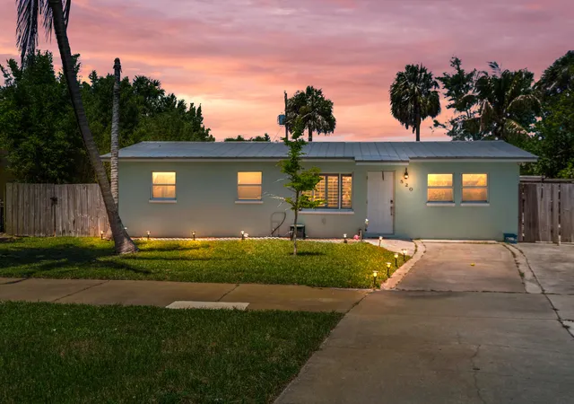 Photo 1 of Single family home for sale at 520 Se Dolphin Dr, Stuart, FL 34996 | MLS# B26045725 | Listing updated on 2026-10-08