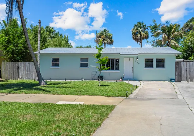 Photo 2 of Single family home for sale at 520 Se Dolphin Dr, Stuart, FL 34996 | MLS# B26045725 | Listing updated on 2026-10-08