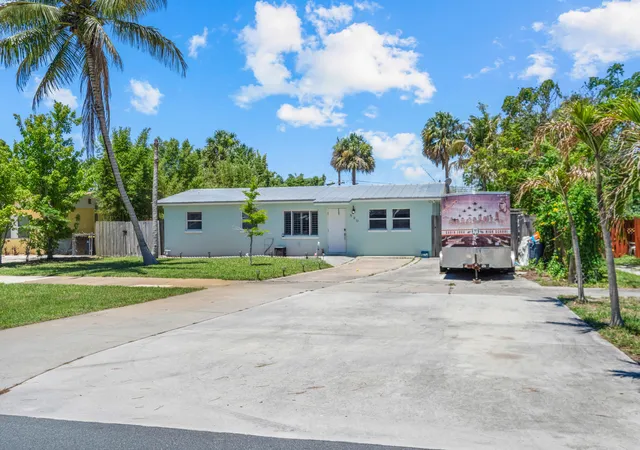 Photo 3 of Single family home for sale at 520 Se Dolphin Dr, Stuart, FL 34996 | MLS# B26045725 | Listing updated on 2026-10-08