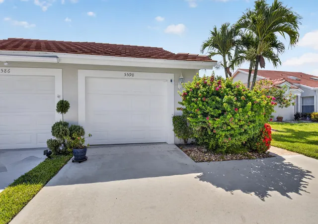 Homes for sale in Boynton Beach, FL | 5590 Royal Lake Cir, Boynton Beach, FL 33437 | MLS# B26045761