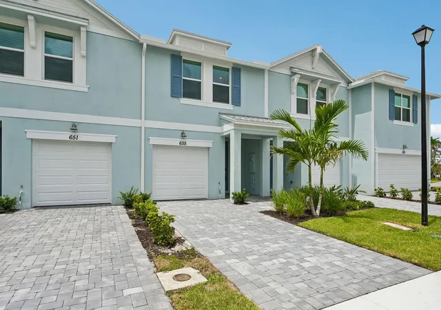 3rd image of 655 Salisbury Cir, Fort Pierce, FL 34982 | MLS# B26045863
