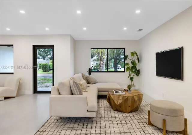 2nd image of 5718 Ne 15th Ave, Fort Lauderdale, FL 33334 | MLS# A12041534