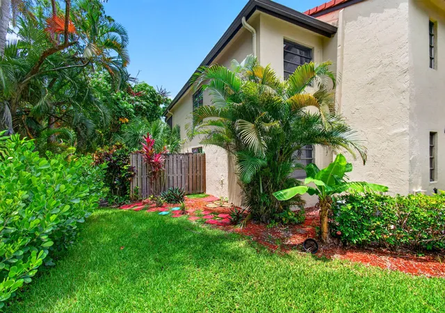 Homes for sale in Boca Raton, FL | 8460 Casa Del Lago, Boca Raton, FL 33433 | MLS# B26046019