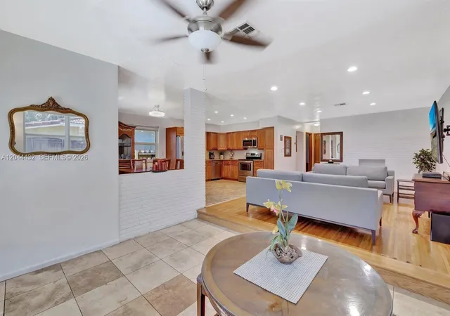 5th image of 45 Se 14Th St, Dania, FL 33004 | MLS# A12044432