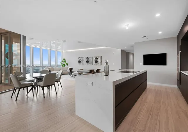 4th image of 851 Ne 1St Ave #4912, Miami, FL 33132 | MLS# A12042445