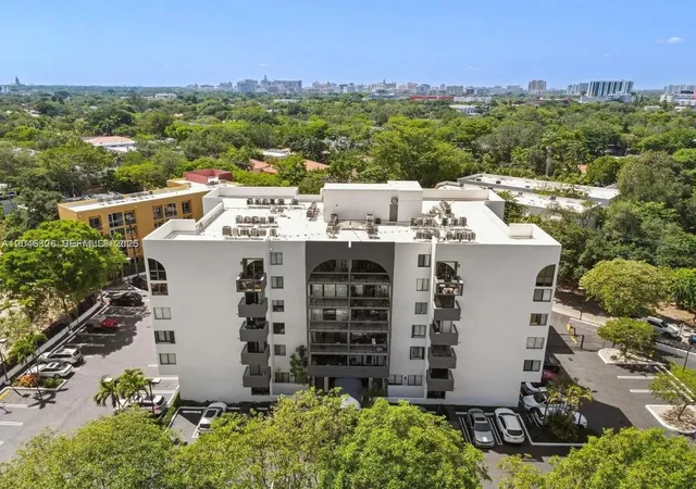 10th image of 2715 Tigertail Ave #102, Miami, FL 33133 | MLS# A12046326