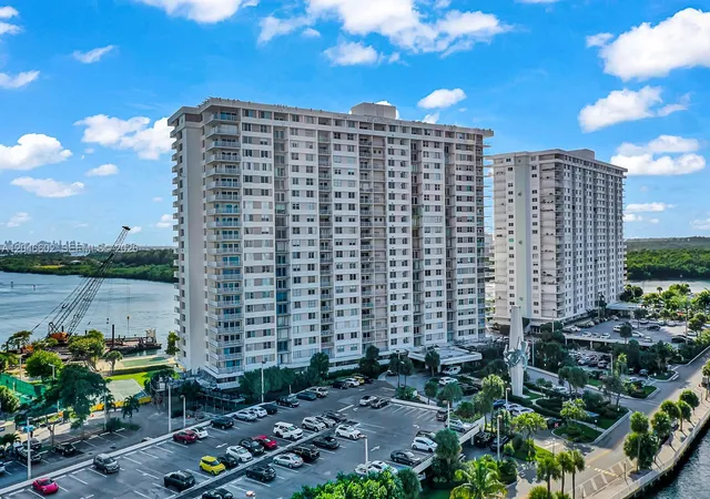 2nd image of 300 Bayview Dr #1709, Sunny Isles Beach, FL 33160 | MLS# A12046602