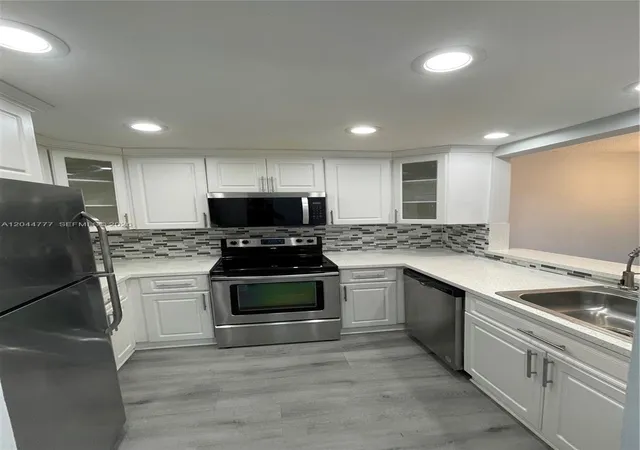 3rd image of 13685 Ne 10Th Ave, Miami, FL 33161