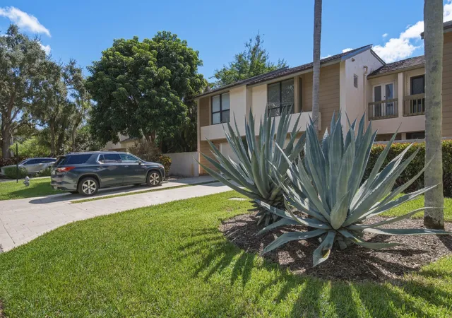 Photo 3 of Townhouse for sale at 6024 Glendale Dr, Boca Raton, FL 33433 | MLS# B26047656 | Listing updated on 2026-10-08