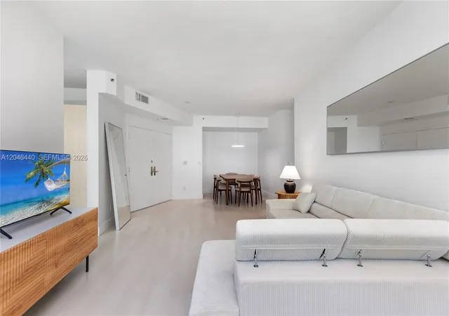 5th image of 300 S Pointe Dr #907, Miami Beach, FL 33139 | MLS# A12046440