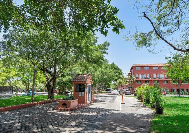 2nd image of 610 Tennis Clb Dr, Fort Lauderdale, FL 33311